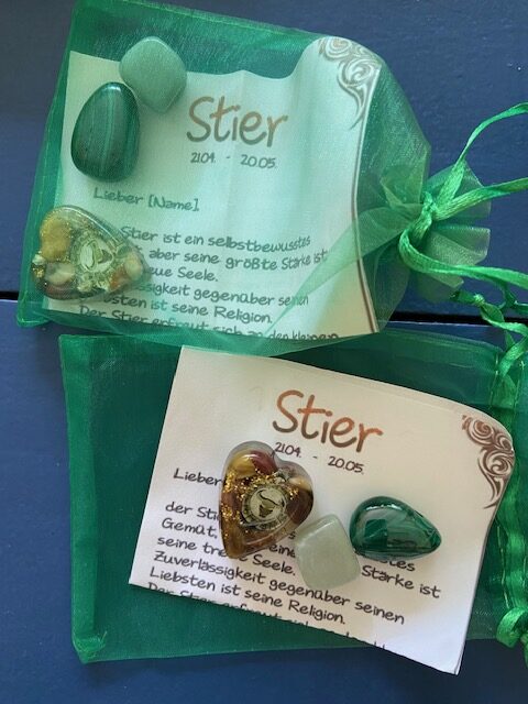 Sternzeichen Stier Geburtstagsgeschenke Steine Set Chakra Anhänger Schmuck Malachit Trommelstein grüner Aventurin Spirit Shop Kärnten