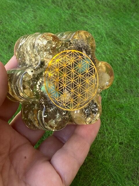Orgonit Blume mit Blume des Lebens Türkis Chakra Steine regeln die Chakren Chakrenausgleich Meditationsstein Raumharmonie Balance Esoterik Shop Kärnten
