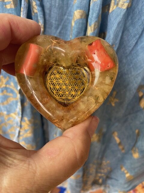 Orgonit Herz mit Koralle für Erdung und Neubeginn Raumenergie erhöhen Geschenke mit Wirkung für die Liebe Liebesenergie
