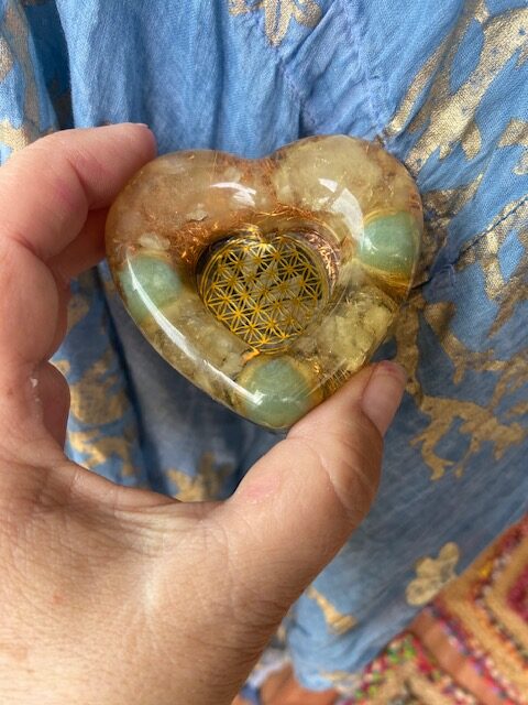 Orgonit mit Blume des Lebens Symbol grüner Aventurin Heilsteine für das Herzchakra Chakra Harmonie Raumharmonie Liebe Liebesenergie erhöhen