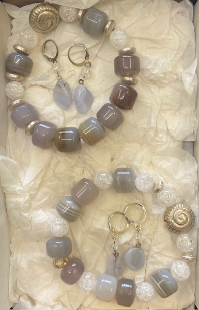 Chalzedon Chalcedon Schmuck Set Armband Ohrringe gecrashter Bergkristall Chakra Energie Halschakra