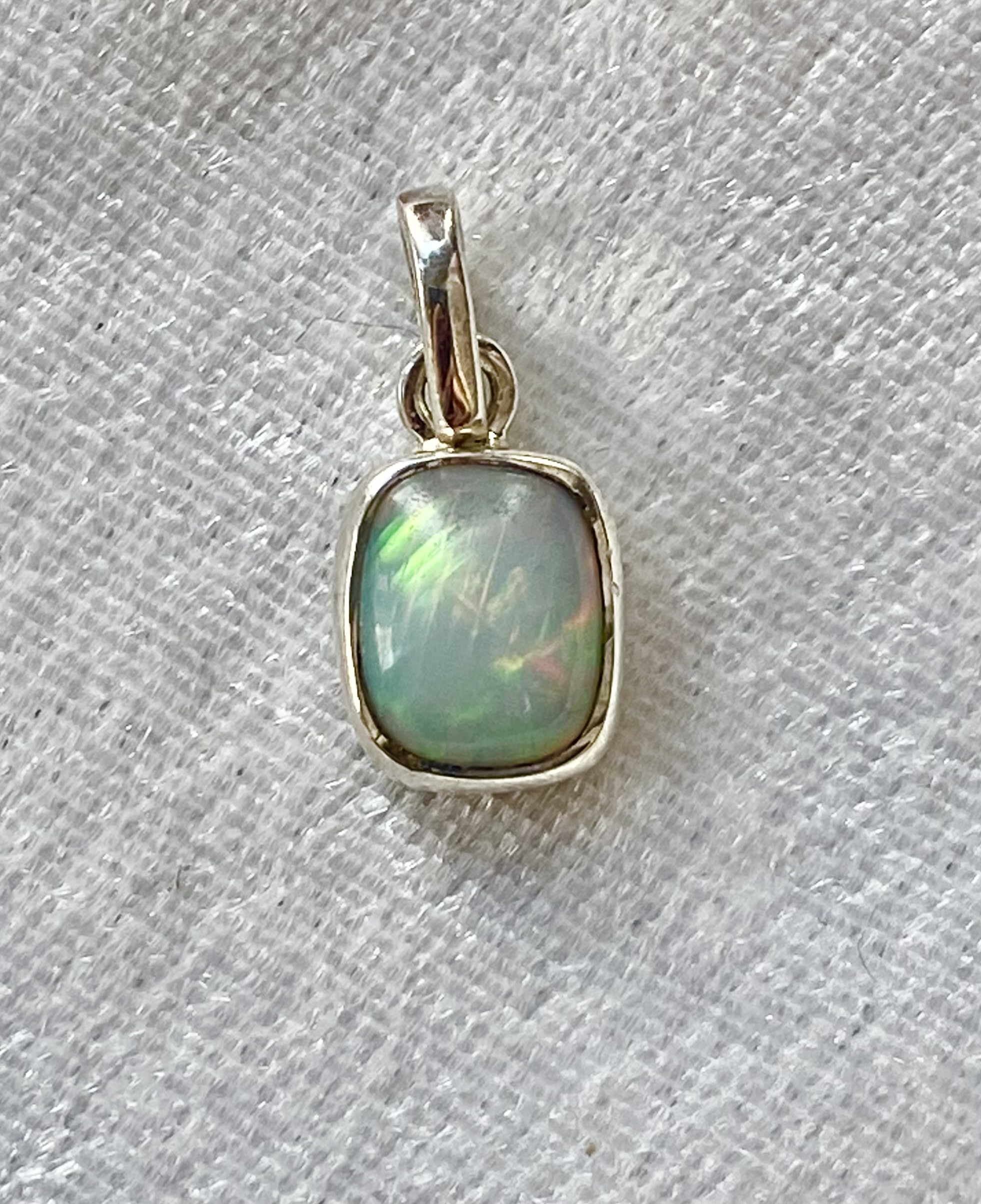 Opal Anhänger eckig weiß grün Chakra Schmuck Silber Silberschmuck Geburtstagsgeschenke Esoterik Shop Kärnten kaufen Geschenke für Weihnachten