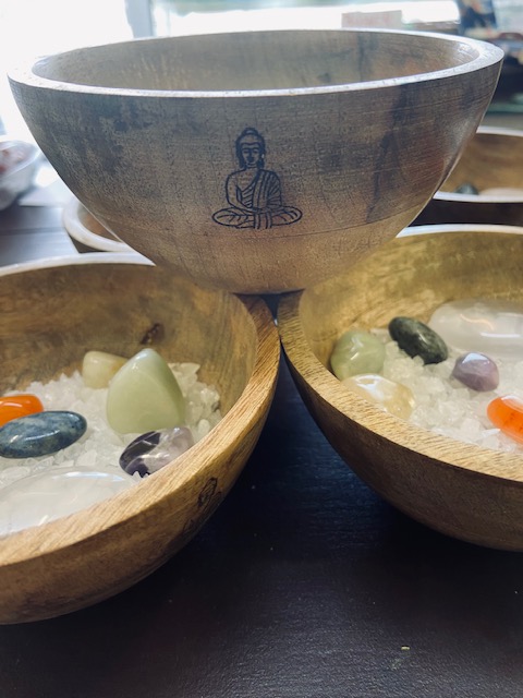 Buddha Räucherschale aus Holz Schale mit Bergkristall Splitter und 7 Chakra Trommelsteine Esoterik Geschenke Shop Völkermarkt Kärnten