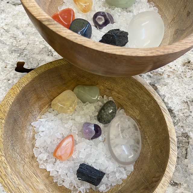 Buddha Schale aus Holz Räucherschale Ladesteine Bergkristall Splitter Schmuck und Steine aufladen 7 Chakra Trommelsteine Esoterik Set kaufen