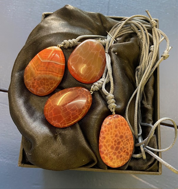 Achat Anhänger mit Kette rot Schlangenhaut Chakra Schmuck Set Erdung Mut Selbstvertrauen Esoterik Shop Kärnten Völkermarkt