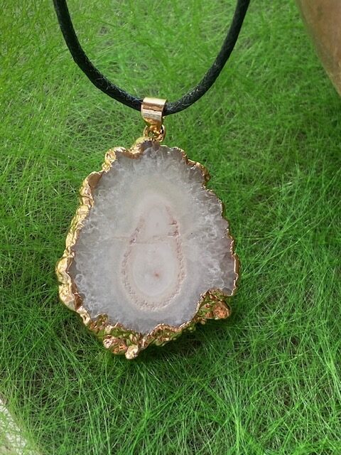 Achat Druse Anhänger weiß weißer Achat Friedensachat Esoterik Chakra Schmuck spirituelle Geschenke