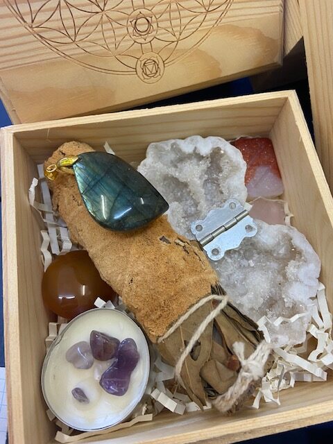 Blume des Lebens Schatulle Set mit Smudge Labradorit Anhänger Trommelstein Druse Teelicht mit Amethyst Trommelsteine Rune Räucherset Steineset Chakra Set